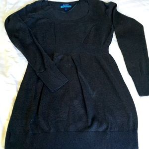 Maternity top in black. Size S. Like New!!! Lightweight Sweater.